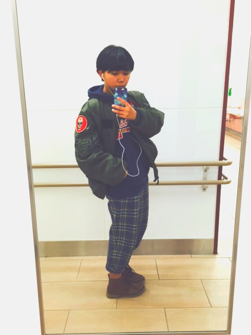「MA-1、チェックパンツ、ナイキ、NIKE、ボーイッシュ、メンズライク、古着、スクールテイスト、ootd」｜「NIKEのアイテム（パーカー、ブルー系）」を使った、kn.さん（レディース・158cm）の春コーディネートの1枚目の写真