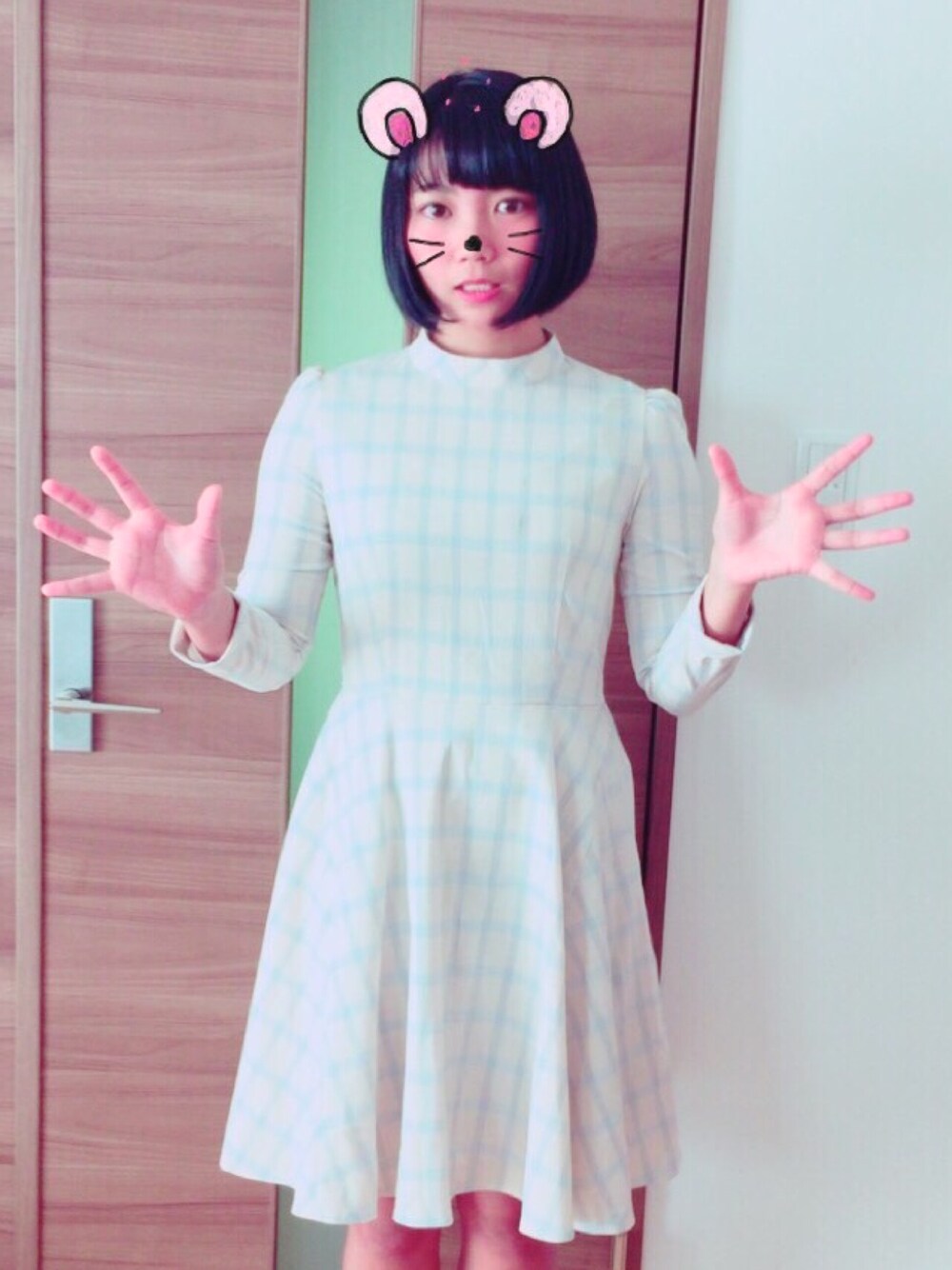「春コーデ、謎のポーズ、カジュアルコーデ、シンプルコーデ、ワンピース」｜「earth music&ecologyのアイテム（ワンピース、ベージュ系）」を使った、kn.さん（レディース・158cm）の春コーディネートの1枚目の写真