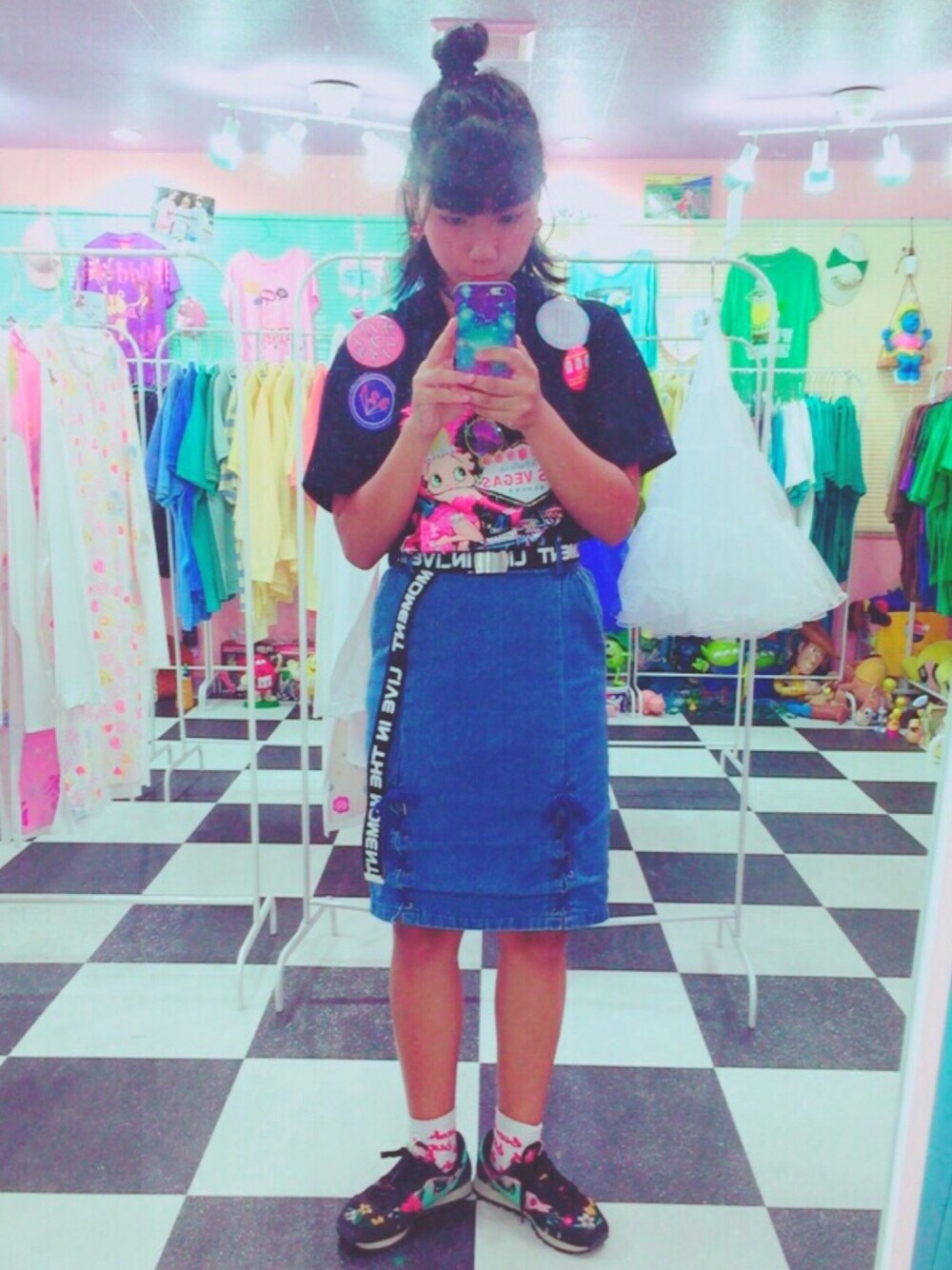 「ootd、summer、キャラT、ハデハデ、黒、オモチャみたい」｜「brand ?のアイテム（Tシャツ/カットソー、ブラック系）」を使った、kn.さん（レディース・158cm）の春コーディネートの1枚目の写真