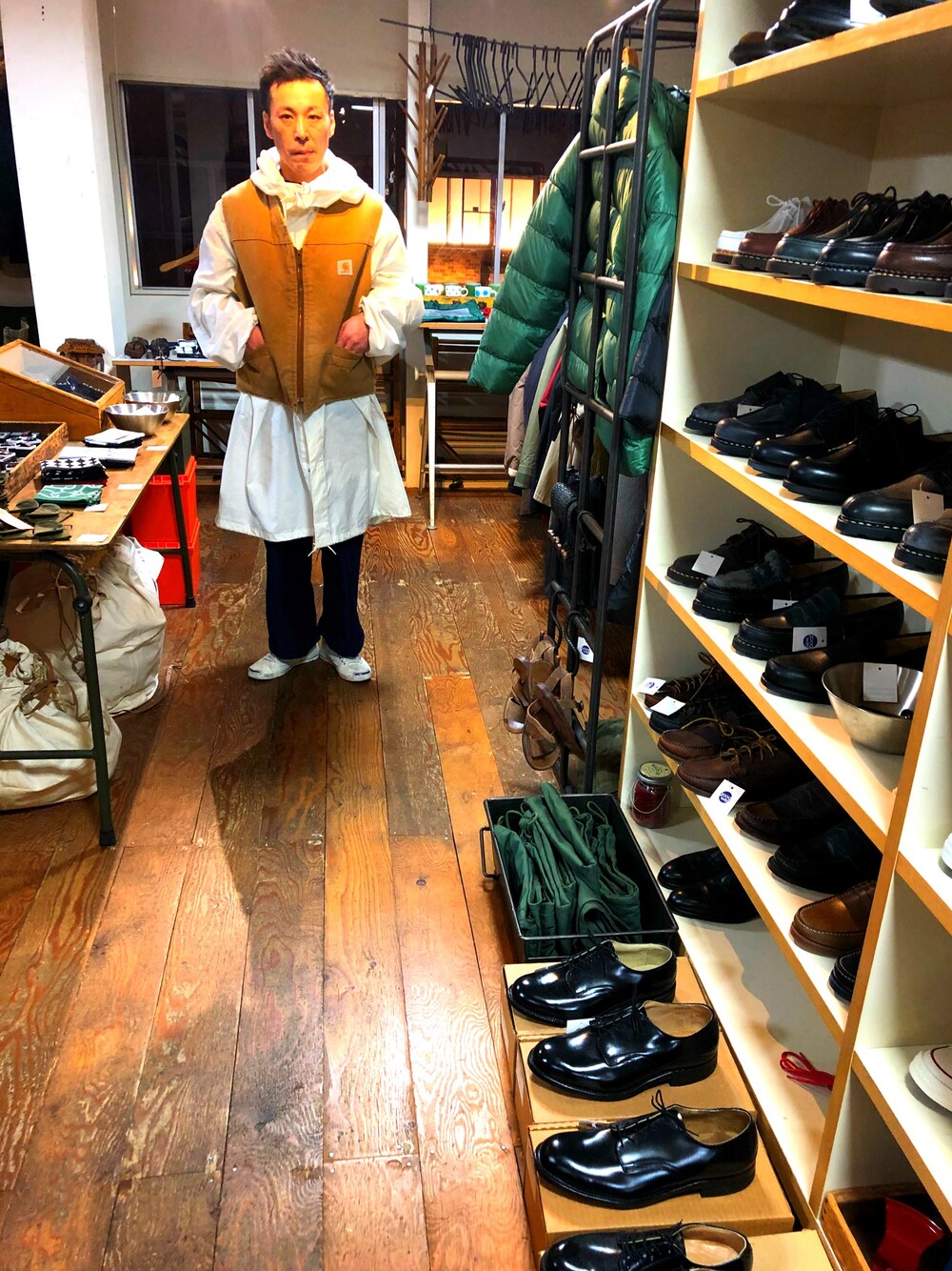 「Carharttのアイテム（ベスト、ブラウン系）」を使った、中山貴之さん（メンズ・170cm）の春コーディネートの1枚目の写真
