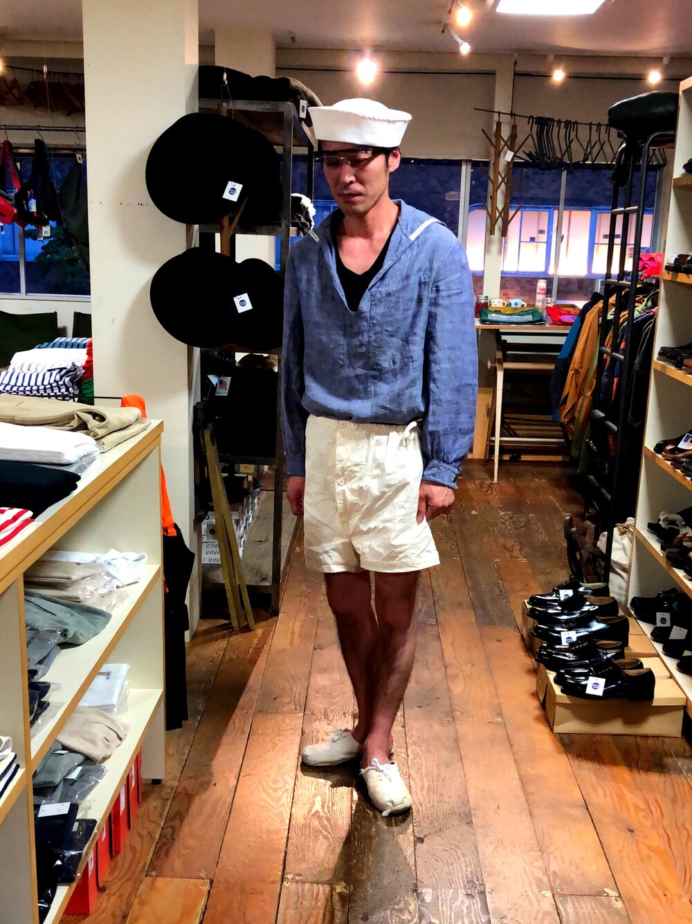 ベージュ系のスリッポン、ブラック系のタンクトップ、ブラック系のサングラスを着用したメンズの夏コーディネートの1枚目の写真