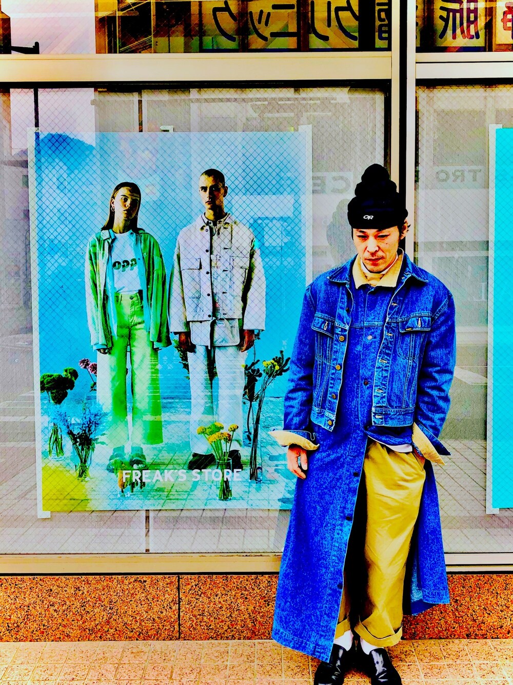 ブルー系のデニムジャケット、ブルー系のデニムジャケット、ブラック系のドレスシューズを着用したメンズの春コーディネートの1枚目の写真