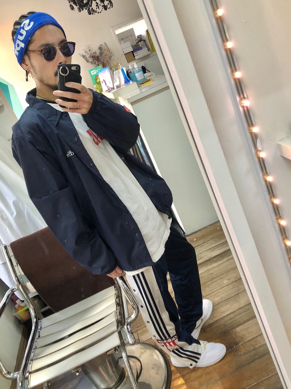 「秋服、ストリート、ゆるコーデ、白スニーカー、ジャケット、ジャージ、ヘアバンド、コーチジャケット、サングラス」｜「WIND AND SEAのアイテム（ナイロンジャケット、ブルー系）」を使った、tkc18さん（メンズ・173cm）の秋コーディネートの1枚目の写真