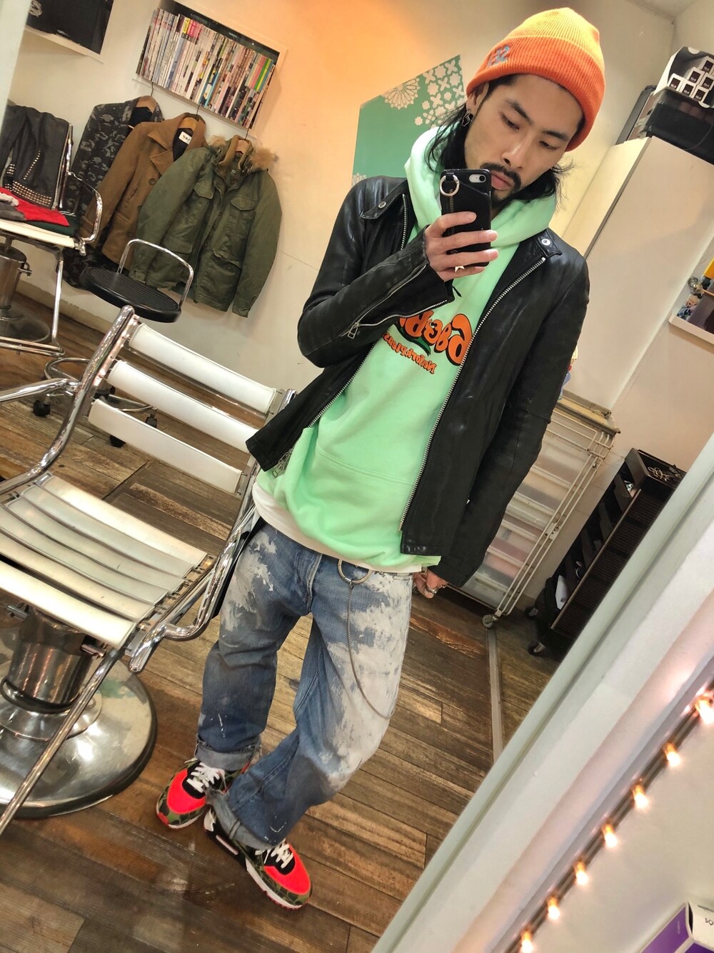 「冬コーデ、スニーカーコーデ、ストリート、スニーカー、オーバーサイズ、ゆるコーデ、ニット帽、レザージャケット、パーカー、ワイドパンツ」｜「WIND AND SEAのアイテム（ニットキャップ/ビーニー、オレンジ系）」を使った、tkc18さん（メンズ・173cm）の冬コーディネートの1枚目の写真