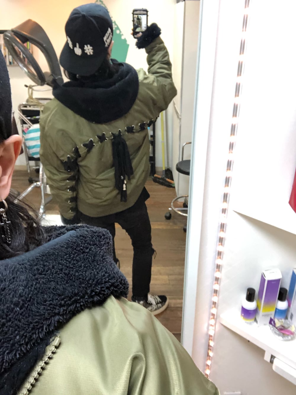 「冬のコーデ、モノトーン、黒、黒コーデ、ストリート、スニーカー、キャップ、パーカー、MA-1、UNIQLO」｜「BEEN TRILLのアイテム（キャップ、ブラック系）」を使った、tkc18さん（メンズ・173cm）の冬コーディネートの1枚目の写真