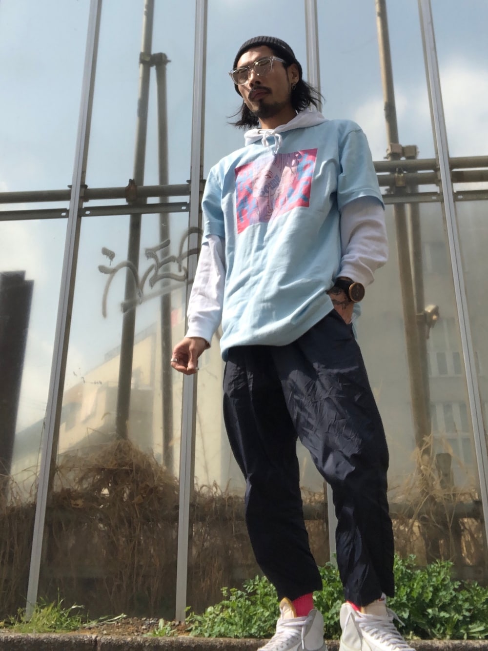「春コーデ、春、はるコーデ、今日のコーデ、ラフ、ストリート、スポーツミックス、Tシャツ、パーカー、スニーカー」｜「CONVERSE TOKYOのスターニットキャップ（ニットキャップ/ビーニー、ブラック系）」を使った、tkc18さん（メンズ・173cm）の春コーディネートの1枚目の写真