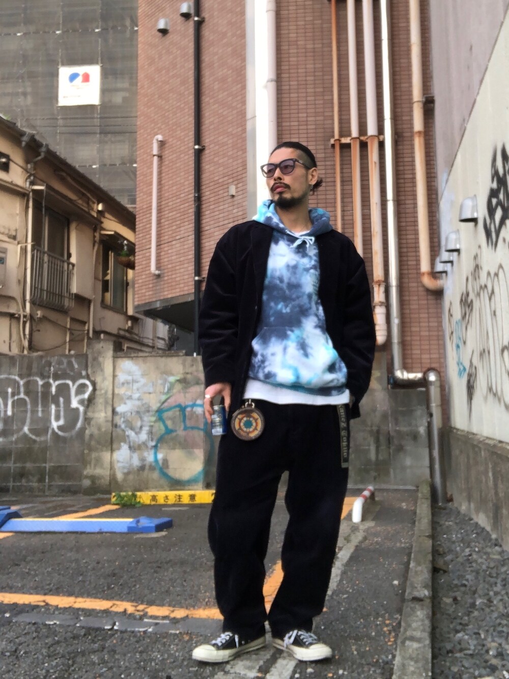 「春コーデ、春、セットアップ、コーデュロイ、紺、タイダイ柄、キレイめ、ビッグシルエット、パーカー、スニーカー」｜「FREAK'S STOREのWEB限定 ビッグシルエット オーバーサイズ コーデュロイ セットアップ (シングルジャケット/パンツ)（テーラードジャケット、ブルー系）」を使った、tkc18さん（メンズ・173cm）の春コーディネートの1枚目の写真