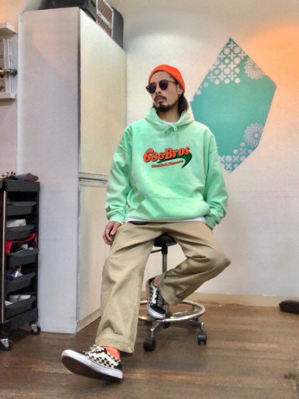 「春、春コーデ、ビッグシルエット、ゆるコーデ、ストリート、ニット帽、パーカー、ワイドパンツ、チノパン、スニーカー」｜「WIND AND SEAのアイテム（サングラス、ホワイト系）」を使った、tkc18さん（メンズ・173cm）の春コーディネートの1枚目の写真