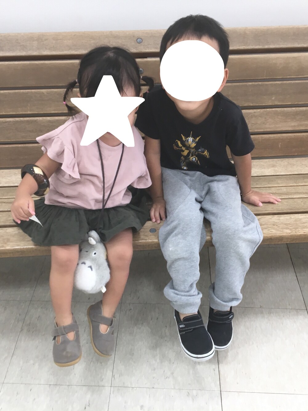 「兄妹コーデ」｜「UNIQLOのBOYS 仮面ライダーゴーストグラフィックT（半袖）（Tシャツ/カットソー、ブラック系）」を使った、miiiiiiさん（キッズ・110cm）の秋コーディネートの1枚目の写真