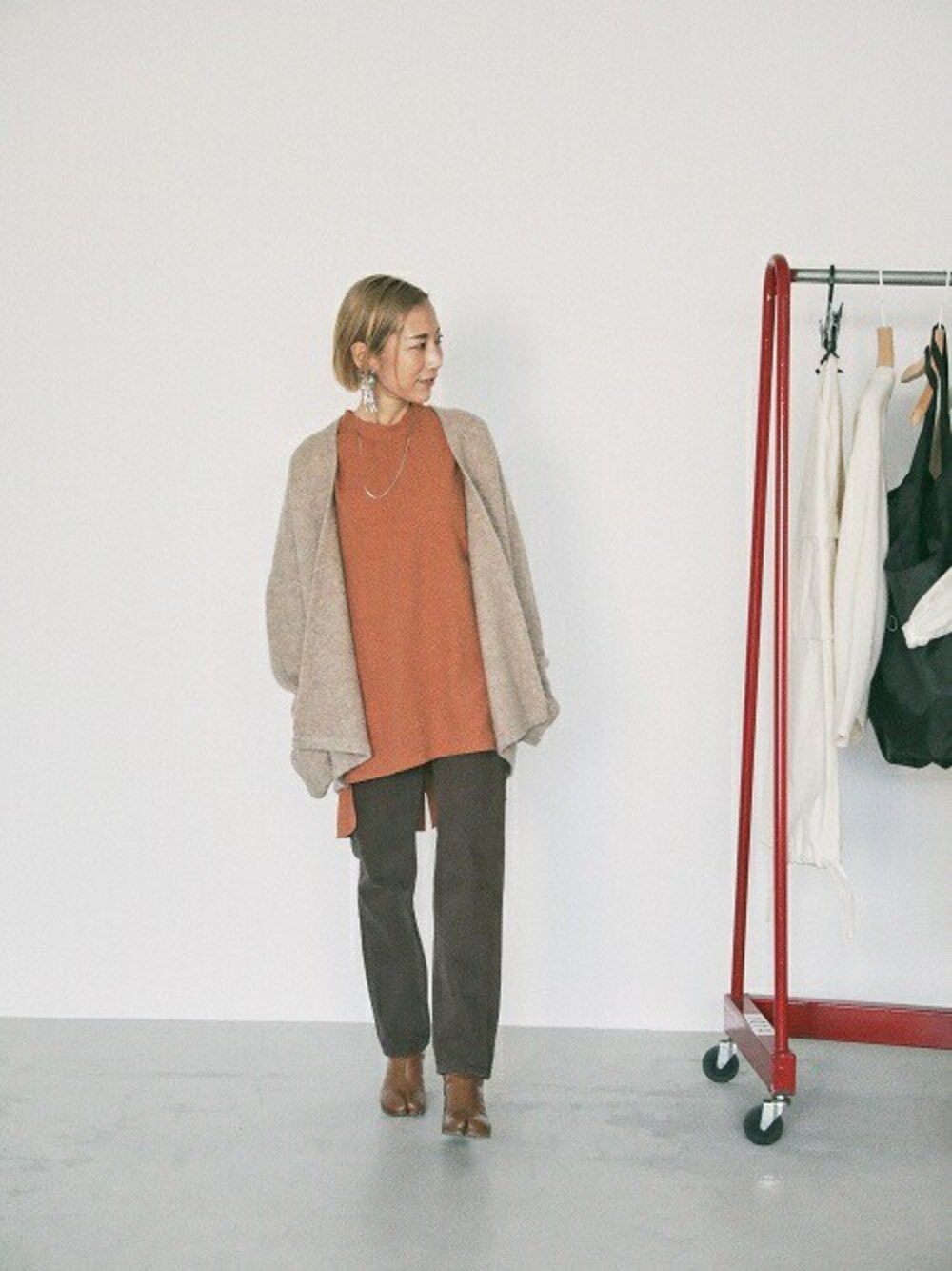 ブラウン系のシャツ/ブラウス、ベージュ系のカーディガン/ボレロ、ブラウン系のデニムパンツを着用したレディースの冬コーディネートの1枚目の写真