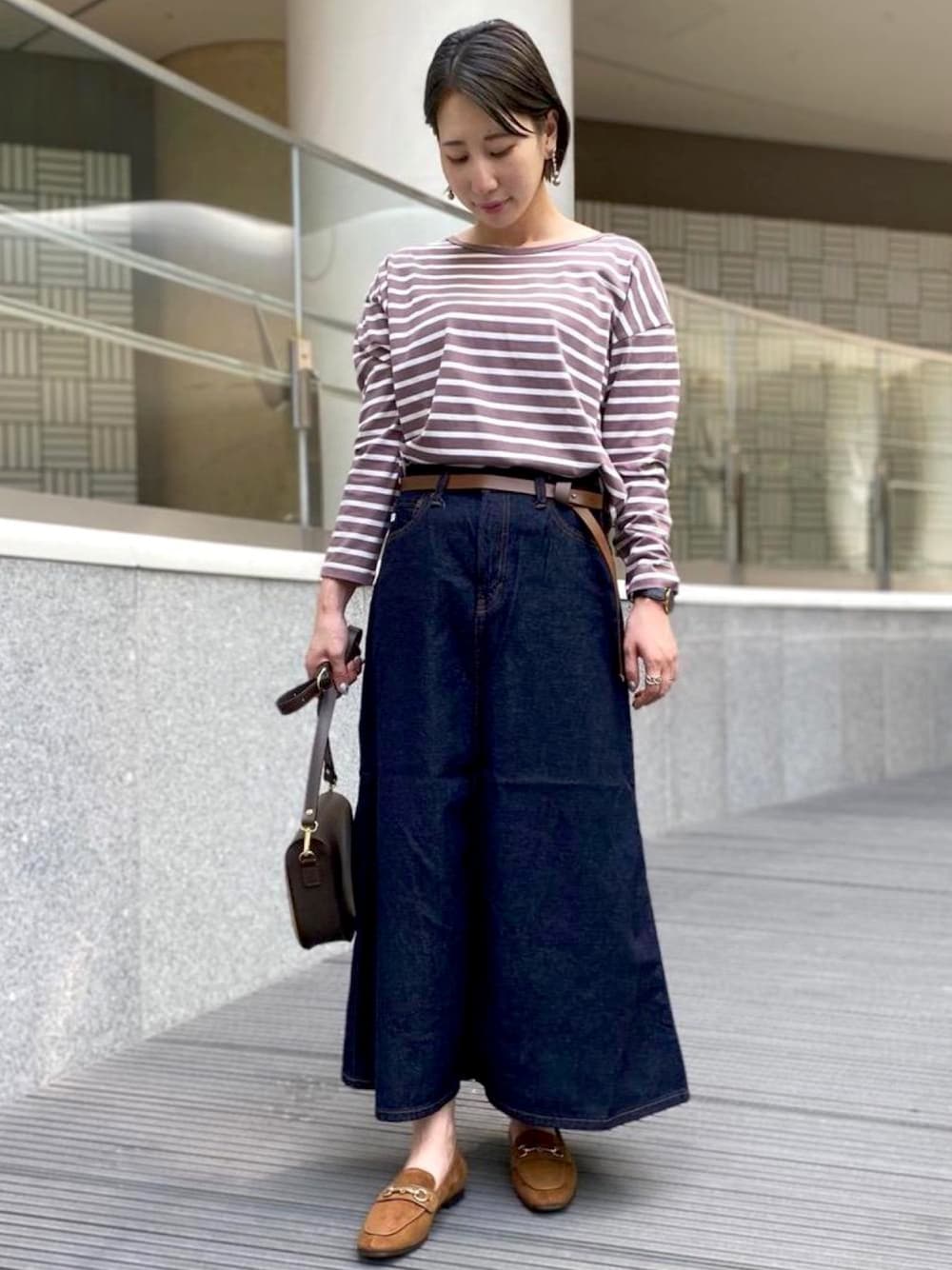 その他のTシャツ/カットソー、ブルー系のデニムスカートを着用したレディースの夏コーディネートの1枚目の写真
