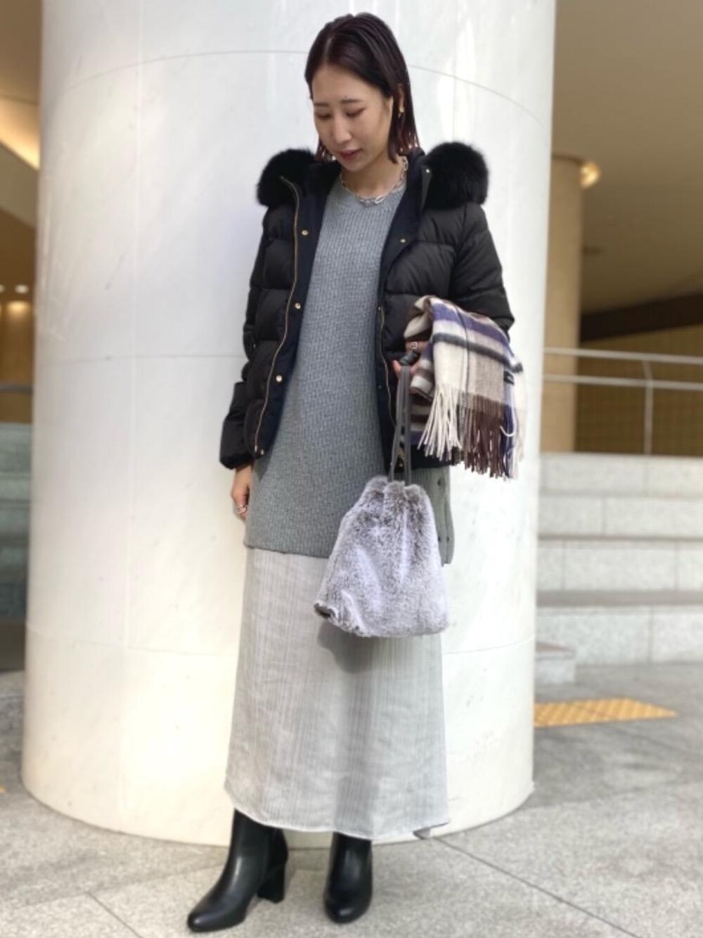「ワンピース、レイヤードスタイル、RELAX、ブーツスタイル、くすみカラー、一押しのアウタースタイル」｜「green label relaxingのSC ウールチェック ストール（ストール/ショール、ブラウン系）」を使った、rinaryさん（レディース・160cm）の冬コーディネートの1枚目の写真