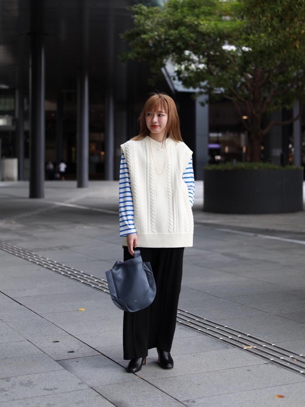 ブラック系のブーツ、その他のTシャツ/カットソー、ブラック系のその他パンツを着用したレディースの秋コーディネートの1枚目の写真