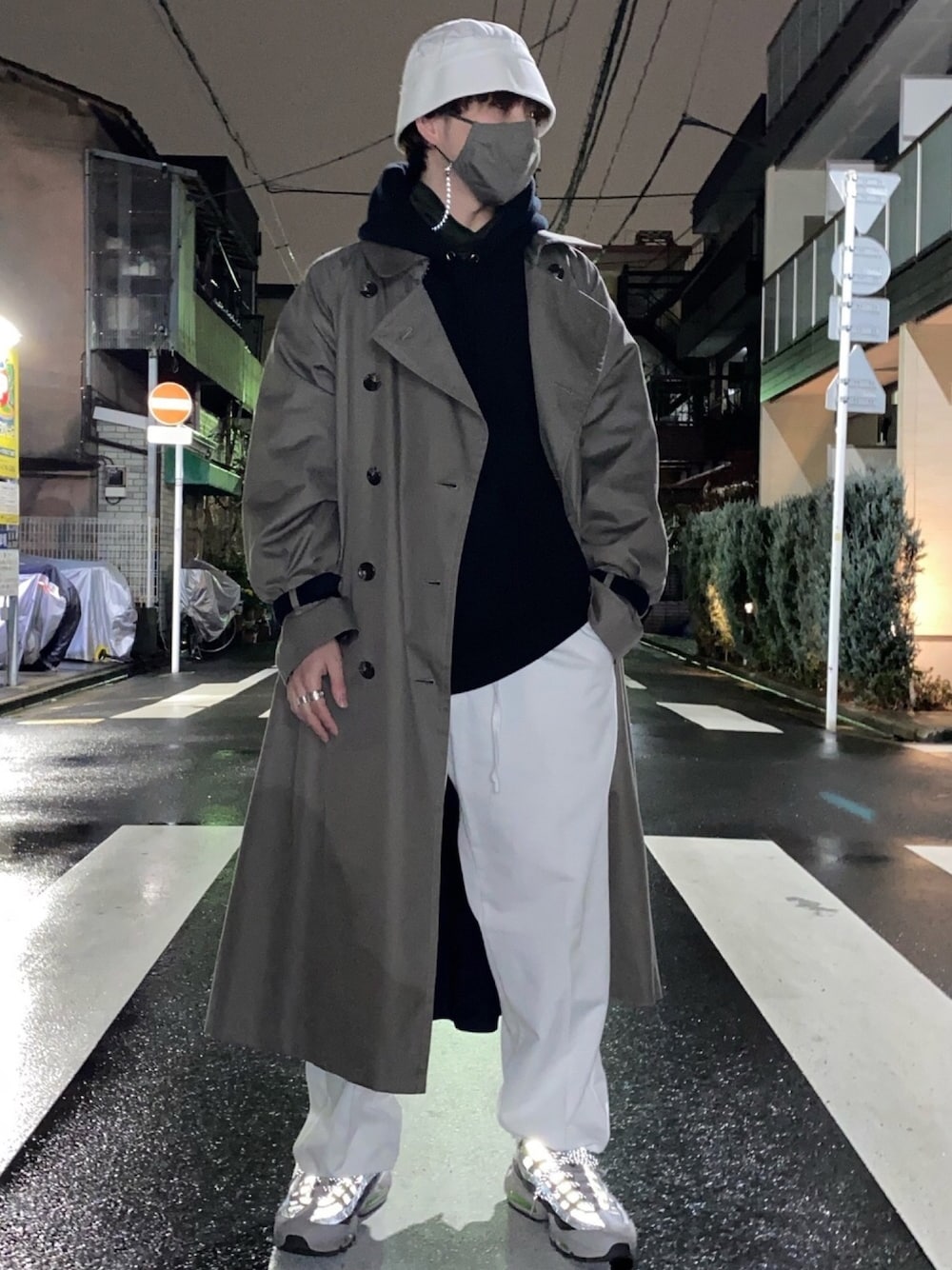 「ストリート、yoke、airmax95、白パンツ、リメイク、オーバーサイズ、レイヤードスタイル、低身長、ミリタリー、セーラーハット」｜「YOKEのアイテム（トレンチコート、ベージュ系）」を使った、Shunさん（メンズ・168cm）の冬コーディネートの1枚目の写真