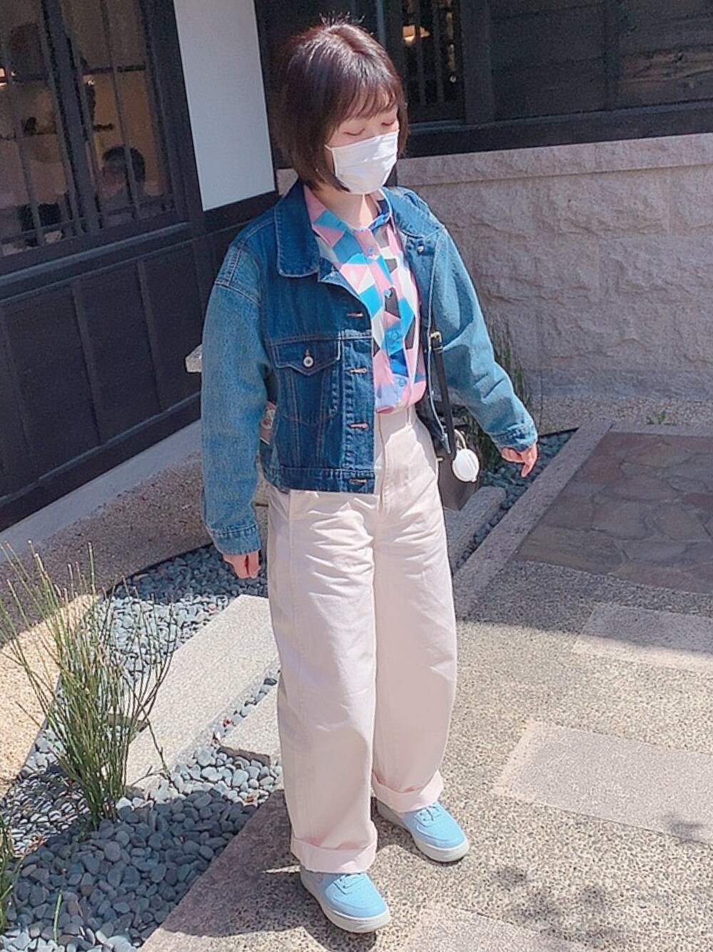「パステル映える春、パステルカラー、春めきシューズ、春、春コーデ、柄シャツ、カラーパンツ、プチプラコーデ、低身長、UNIQLO」｜「BEAMS HEARTのアイテム（デニムジャケット、ブルー系）」を使った、優さん（レディース・155cm）の春コーディネートの1枚目の写真