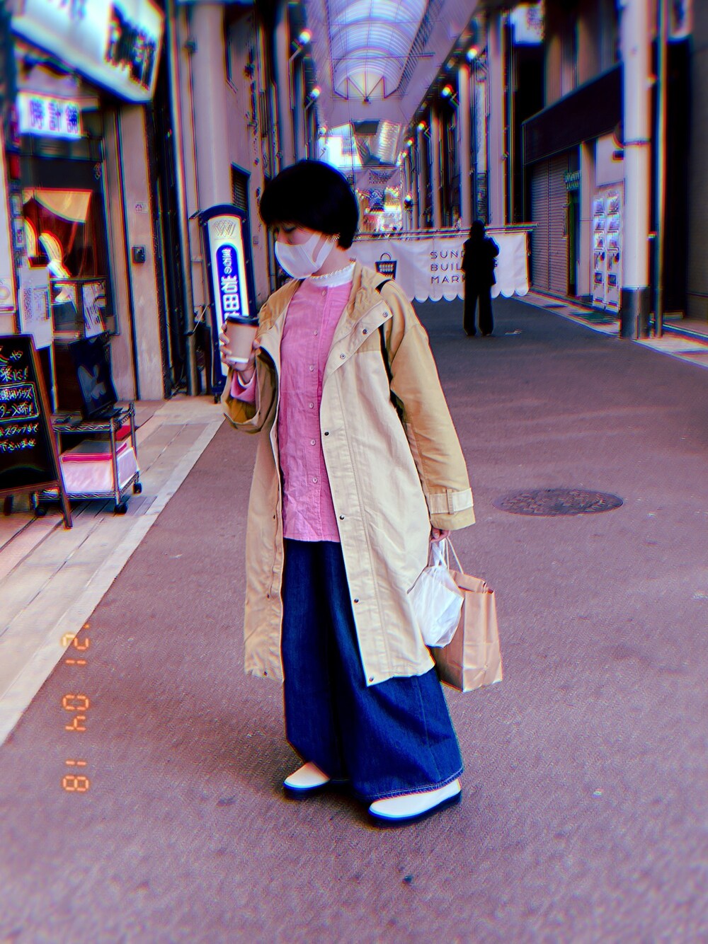 「春、カジュアルコーデ、低身長コーデ、デニムパンツ、Moonstar、ピンク、レインブーツ、BEAMS、GU、マウンテンパーカー」｜「BEAMSのアイテム（マウンテンパーカー、ベージュ系）」を使った、優さん（レディース・155cm）の春コーディネートの1枚目の写真