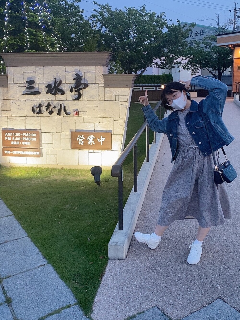 「きれいめカジュアル、プチプラコーデ、春コーデ、UNIQLO、サマンサ モスモス(Samansa Mos2)、デニムジャケット、ジージャン、低身長、moqu、ZOFF」｜「Samansa Mos2のアイテム（ワンピース、グレー系）」を使った、優さん（レディース・155cm）の春コーディネートの1枚目の写真