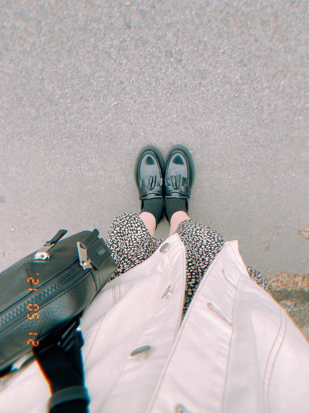 「シンプルコーデ、低身長、モノトーンコーデ、ワンピース、カジュアル、Dr.Martens、furla、H&M」｜「Dr. Martensの【Dr.Martens】エイドリアンタッセルローファー（ローファー、ブラック系）」を使った、優さん（レディース・155cm）の春コーディネートの1枚目の写真