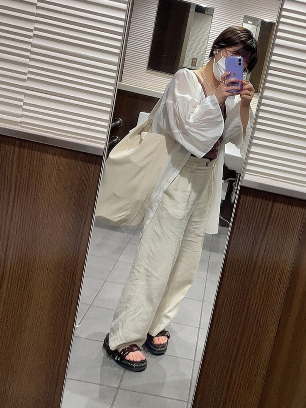 「カジュアル、低身長コーデ、mystic、しまむら、へザー、Dr.Martens、H&M、シャツスタイル、白パンツ、トートバッグ」｜「mysticのアイテム（シャツ/ブラウス、ホワイト系）」を使った、優さん（レディース・155cm）の夏コーディネートの1枚目の写真
