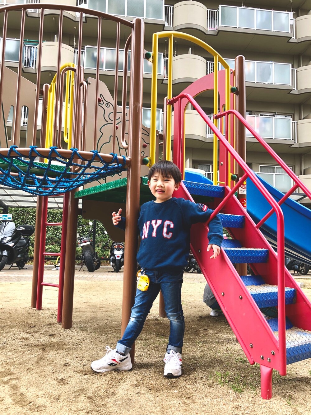 「BREEZEのNYCロゴトレーナー（スウェット、グレー系）」を使った、oshinさん（メンズ・100cm）の冬コーディネートの1枚目の写真