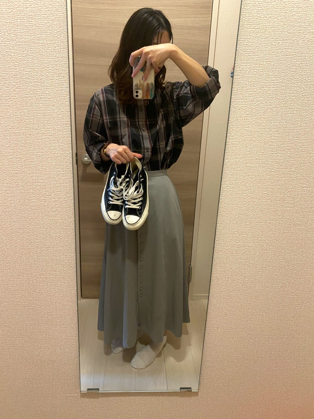 「古着、古着コーデ、チェックシャツ、休日スタイル、プチプラ、コンバース、モノトーン、オトナカジュアル、お洒落さんとつながりたい」｜「N.HOOLYWOODの【N.HOOLYWOOD COMPILE × CONVERSE ADDICT】（スニーカー、ブラック系）」を使った、えりかさん（レディース・163cm）の春コーディネートの1枚目の写真
