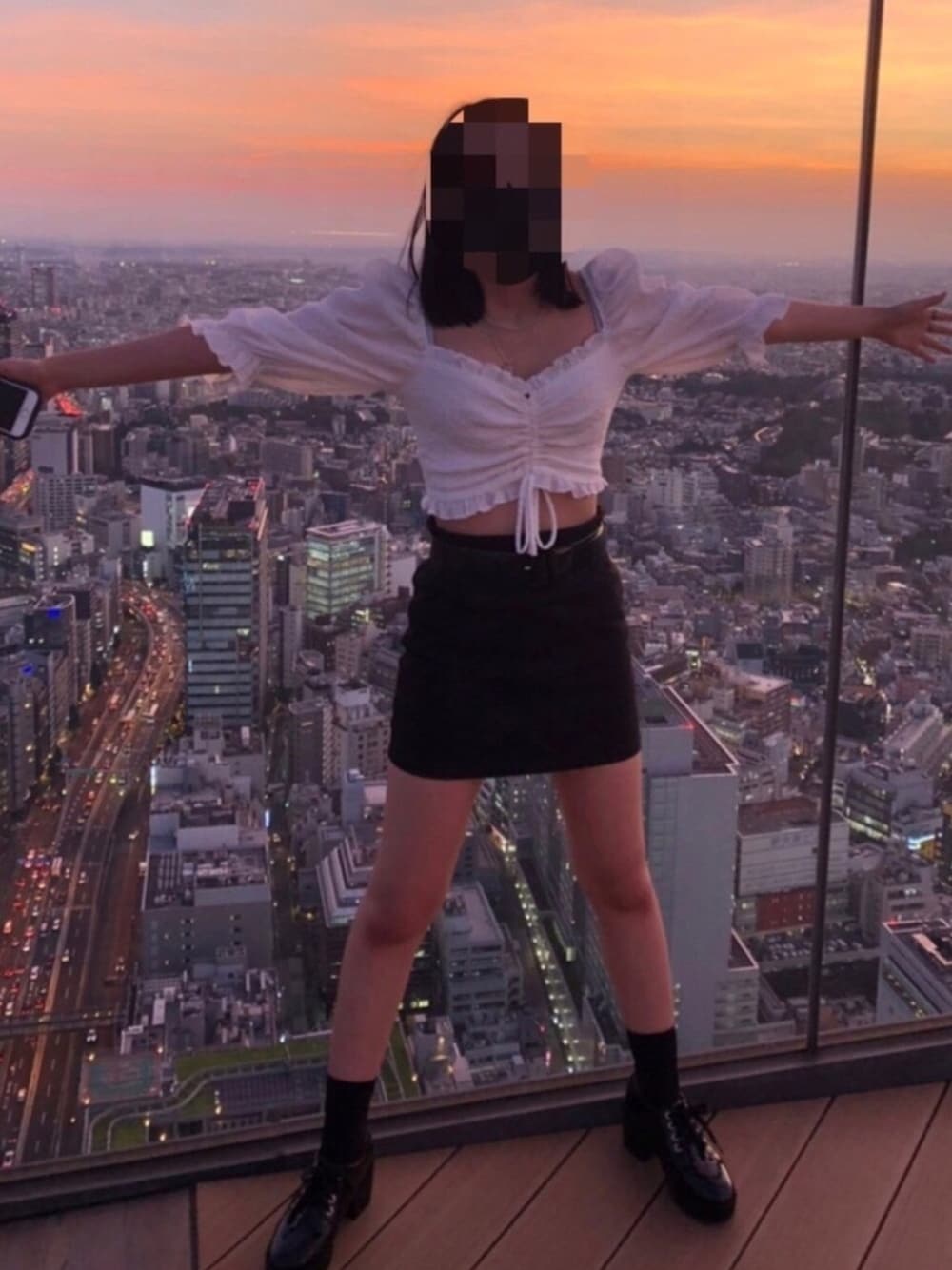 「韓国ファッション、ヘソだし、タイトスカート、韓国コーデ、夏コーデ、ミニ丈トップス、ブラックコーデ、ホワイトコーデ、ホワイト、ブラック」｜「Bershkaのアイテム（トップス、ホワイト系）」を使った、な な こさん（レディース・155cm）の夏コーディネートの1枚目の写真