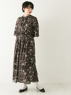 「小花柄ワンピース」｜「アイテム（バレエシューズ）」を使った、森 仁美さん（レディース・163cm）の夏コーディネート