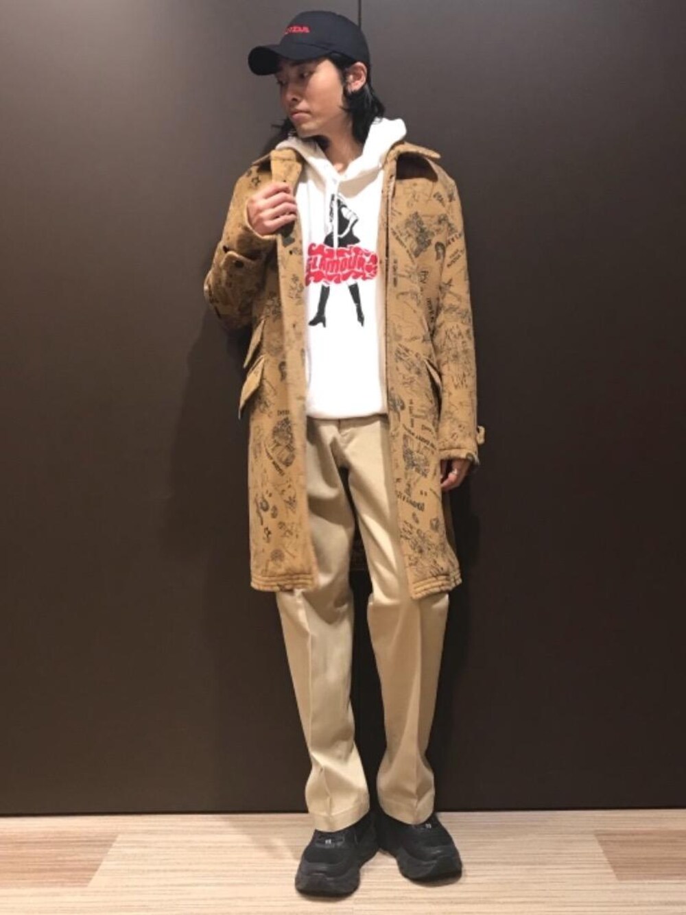 「ワントーンコーデ、ロック、ステンカラーコート、チノパン、ベージュ、コラボ、ストリート、Hysteric Glamour、秋コーデ、THE GHOST WOLVES」｜「HYSTERIC GLAMOURのVIXEN GIRL プリント パーカー（パーカー、ホワイト系）」を使った、®️さん（メンズ・175cm）の秋コーディネートの1枚目の写真