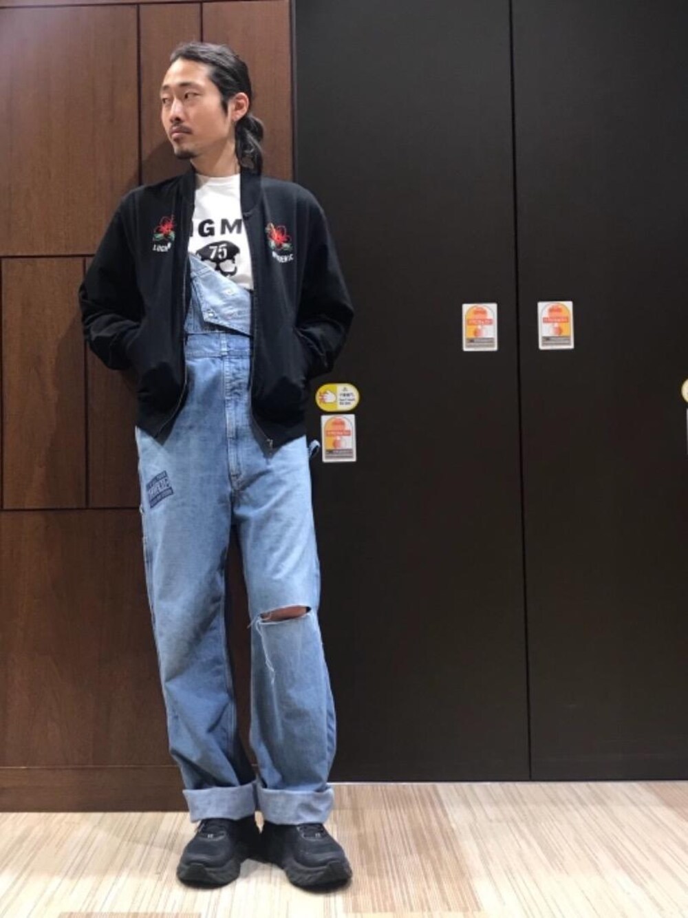 「ブルゾン、スニーカー、デニム、Tシャツ、オーバーオール、刺繍、Hysteric Glamour、銀座、春コーデ、ヒステリックグラマー」｜「HYSTERIC GLAMOURのLUCIFER ISLAND刺繍 ブルゾン（ブルゾン、ブラック系）」を使った、®️さん（メンズ・175cm）の春コーディネートの1枚目の写真
