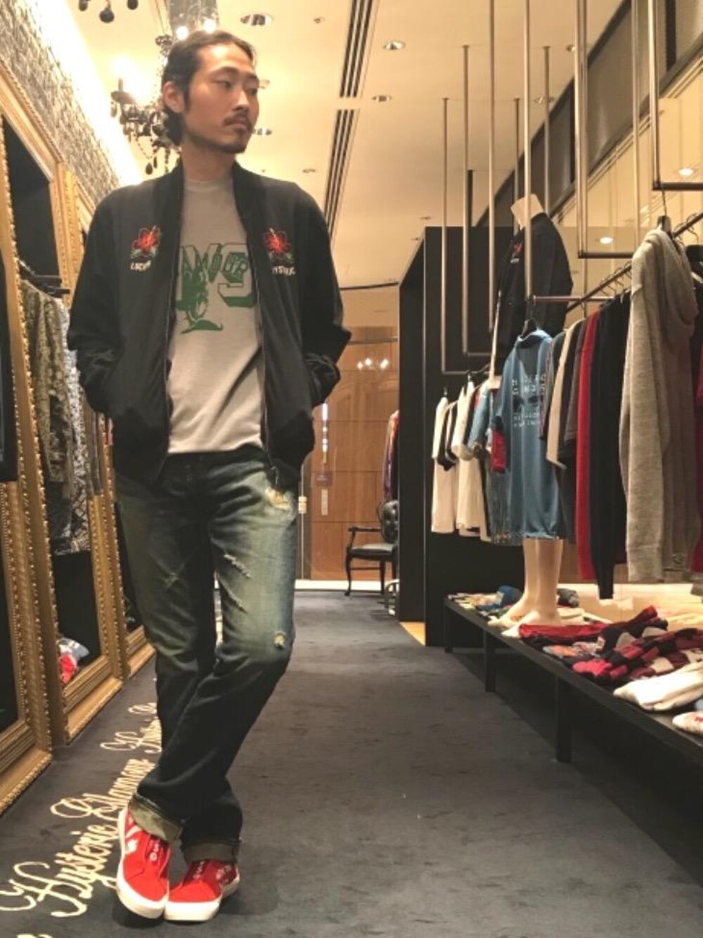 「スニーカー、ジャケット、デニム、カジュアル、ロック、Tシャツ、刺繍、Hysteric Glamour、銀座、ヒステリックグラマー」｜「HYSTERIC GLAMOURのLUCIFER ISLAND刺繍 ブルゾン（ブルゾン、ブラック系）」を使った、®️さん（メンズ・175cm）の春コーディネートの1枚目の写真