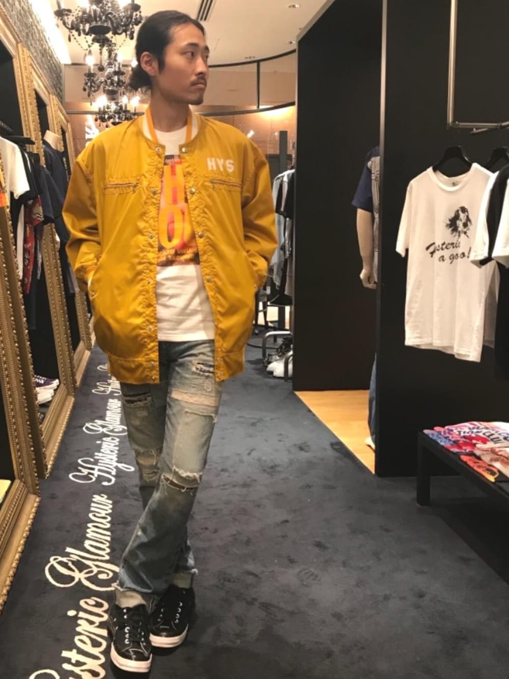 「スニーカー、デニム、カジュアル、Tシャツ、コラボレーション、Hysteric Glamour、夏コーデ、ヒステリックグラマー、90'sスタイル、2019夏SALE」｜「HYSTERIC GLAMOURのRR加工デニム スリムストレートPT（デニムパンツ、ブルー系）」を使った、®️さん（メンズ・175cm）の夏コーディネートの1枚目の写真