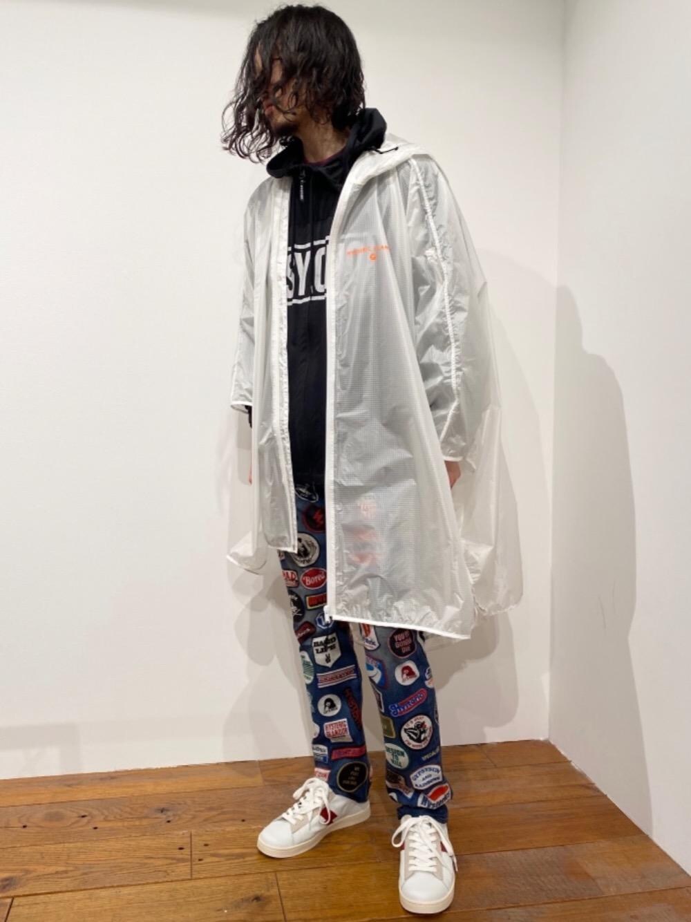 「スニーカー、デニム、ビッグシルエット、パーカー、総柄、Hysteric Glamour、春コーデ、カジュアルコーデ、ヒステリックグラマー、アウトドアコーデ」｜「HYSTERIC GLAMOURのHYS ATHLETIC pt Tシャツ（Tシャツ/カットソー、ブラック系）」を使った、®️さん（メンズ・177cm）の春コーディネートの1枚目の写真