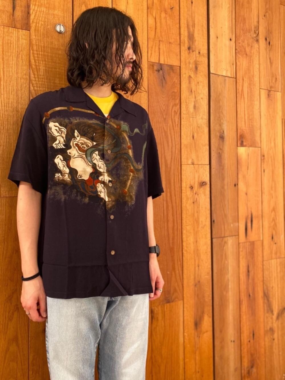 「デニム、ビッグシルエット、Hysteric Glamour、シンプルコーデ、春コーデ、カジュアルコーデ、バックプリント、アロハシャツ、ヒステリックグラマー、風神雷神」｜「HYSTERIC GLAMOURのUSED加工デニム ストレートパンツ（デニムパンツ、ブルー系）」を使った、®️さん（メンズ・177cm）の春コーディネートの1枚目の写真