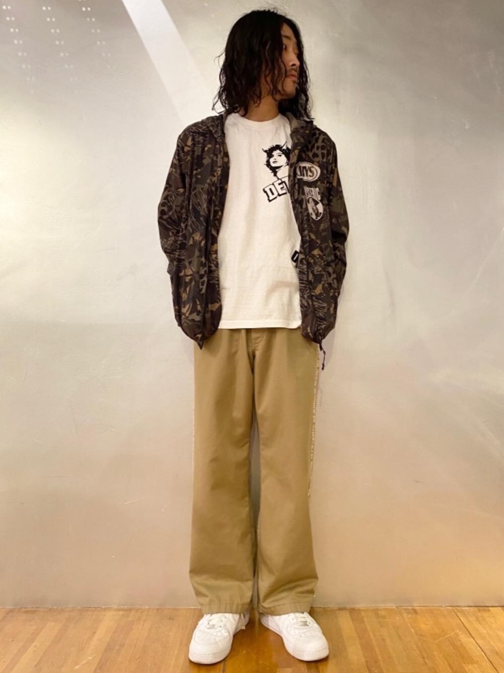 「スニーカー、ビッグシルエット、チノパン、Tシャツ、総柄、ワイドパンツ、Hysteric Glamour、カモ柄、春コーデ、ヒステリックグラマー」｜「HYSTERIC GLAMOURのHG CONNECTED LOGO イージーパンツ（その他パンツ、ベージュ系）」を使った、®️さん（メンズ・177cm）の春コーディネートの1枚目の写真