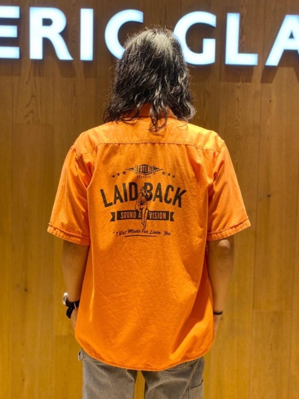 「ビッグシルエット、Tシャツ、Hysteric Glamour、ペインターパンツ、夏コーデ、カジュアルコーデ、バックプリント、半袖シャツ、ヒステリックグラマー、エンジニアシャツ」｜「HYSTERIC GLAMOURのLAID BACK エンジニアシャツ（シャツ/ブラウス、オレンジ系）」を使った、®️さん（メンズ・177cm）の夏コーディネートの1枚目の写真