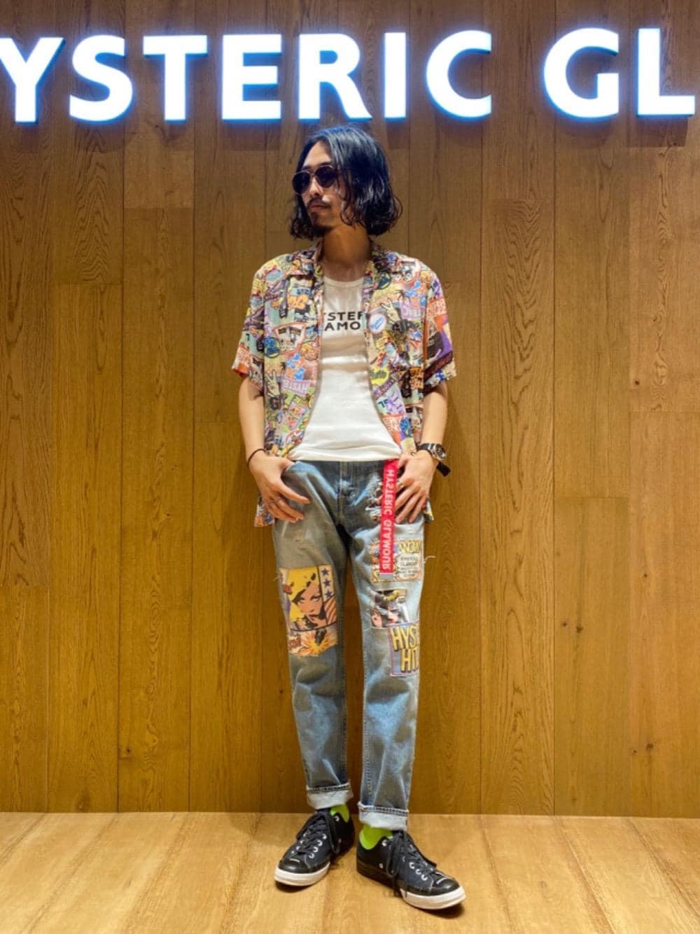 ブルー系のデニムパンツ、その他のシャツ/ブラウス、ホワイト系のタンクトップを着用したメンズの夏コーディネートの1枚目の写真