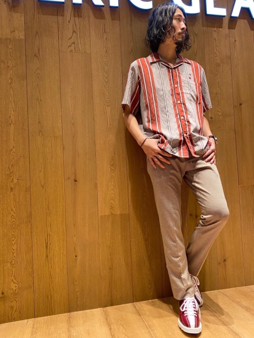 「レザー、スラックス、ストライプ、総柄、Hysteric Glamour、夏コーデ、半袖シャツ、ヒステリックグラマー、ボーリングシューズ、ロックコーデ」｜「HYSTERIC GLAMOURのTRIPPIN’ON YOU刺繍 オープンカラーシャツ（シャツ/ブラウス、レッド系）」を使った、®️さん（メンズ・177cm）の夏コーディネートの1枚目の写真
