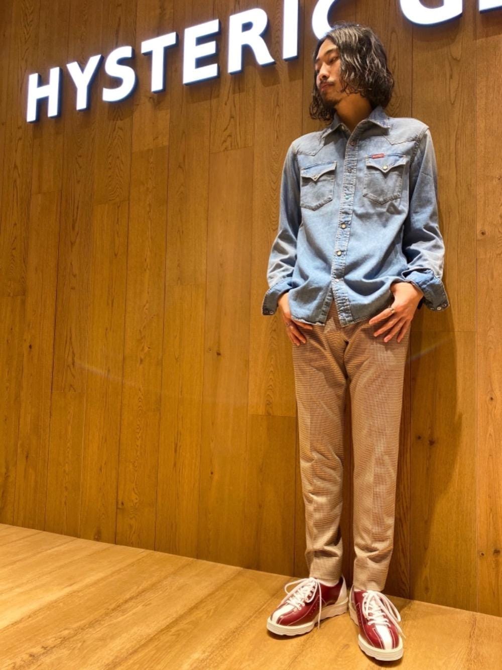 「デニム、スラックス、長袖シャツ、総柄、Hysteric Glamour、夏コーデ、バックプリント、ヒステリックグラマー、ボーリングシューズ、ロックコーデ」｜「HYSTERIC GLAMOURのHYSTERIC TIMES デニム長袖ウエスタンシャツ（シャツ/ブラウス、ブルー系）」を使った、®️さん（メンズ・177cm）の夏コーディネートの1枚目の写真