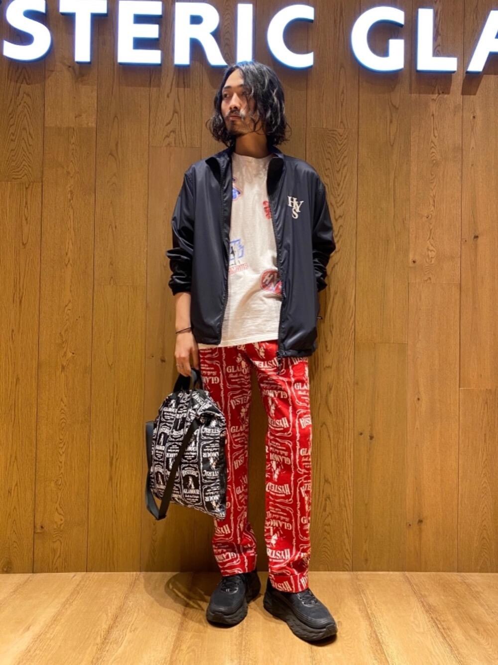 「スニーカー、ジャケット、Tシャツ、バッグ、刺繍、総柄、Hysteric Glamour、カジュアルコーデ、ヒステリックグラマー、パッカブルバッグ」｜「HYSTERIC GLAMOURのHYSTERIC HIGH スタンダードカラージャケット（ナイロンジャケット、ブラック系）」を使った、®️さん（メンズ・177cm）の夏コーディネートの1枚目の写真