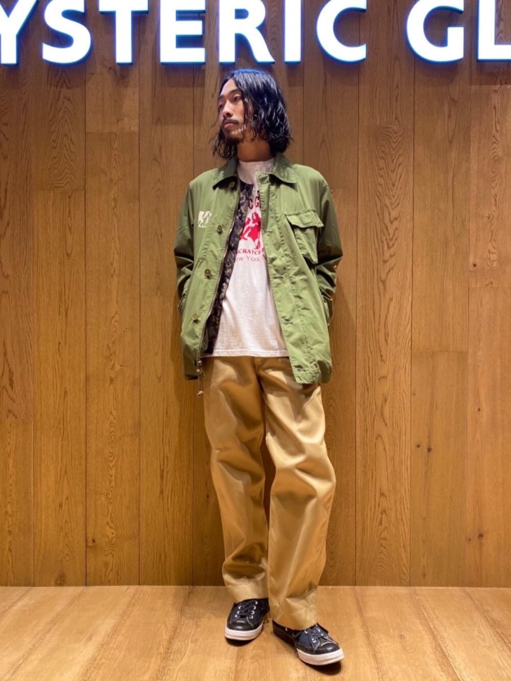 「スニーカー、ジャケット、チノパン、Tシャツ、リバーシブル、ワイドパンツ、Hysteric Glamour、カジュアルコーデ、ヒステリックグラマー、ミリタリーコーデ」｜「HYSTERIC GLAMOURのSTAR-WOMANライナー付デッキジャケット（ミリタリージャケット、グリーン系）」を使った、®️さん（メンズ・177cm）の秋コーディネートの1枚目の写真