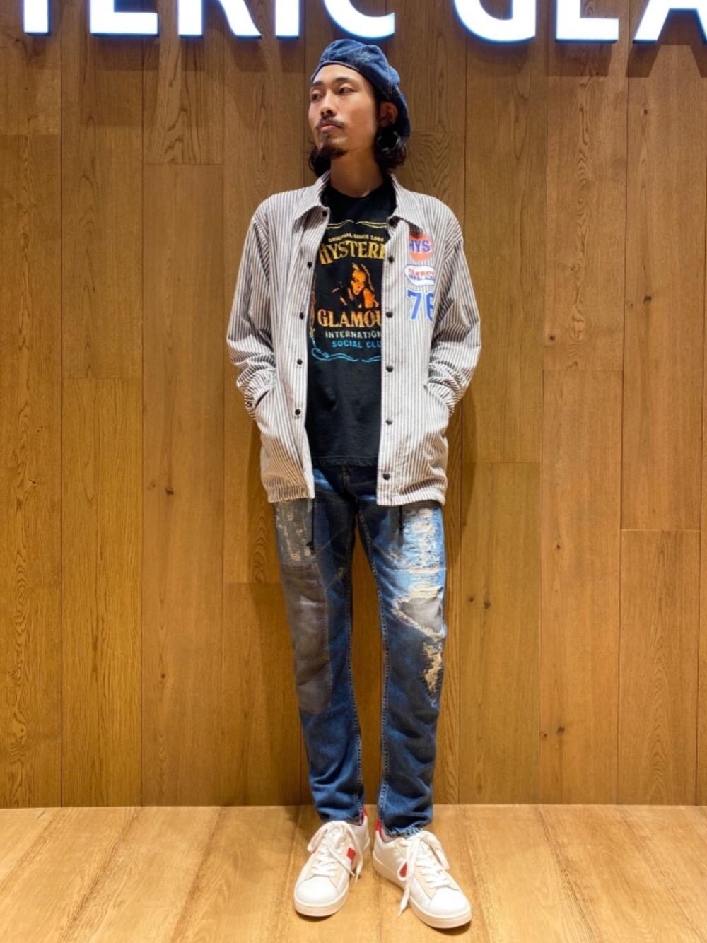 「スニーカー、デニム、ビッグシルエット、Tシャツ、刺繍、コーチジャケット、Hysteric Glamour、カジュアルコーデ、ヒステリックグラマー、アメカジコーデ」｜「HYSTERIC GLAMOURのLIVE IN 76 コーチジャケット（その他アウター、ブラック系）」を使った、®️さん（メンズ・177cm）の秋コーディネートの1枚目の写真