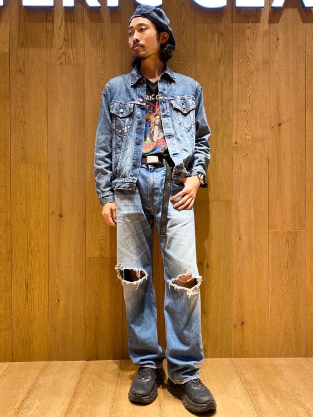 「スニーカー、デニム、セットアップ、Tシャツ、Hysteric Glamour、ヒステリックグラマー、アメカジコーデ、ロックコーデ、グランジコーデ、90'Sコーデ」｜「HYSTERIC GLAMOURのRAMONES/EAGLE HEAD テープベルト（ベルト、ブラック系）」を使った、®️さん（メンズ・177cm）の秋コーディネートの1枚目の写真