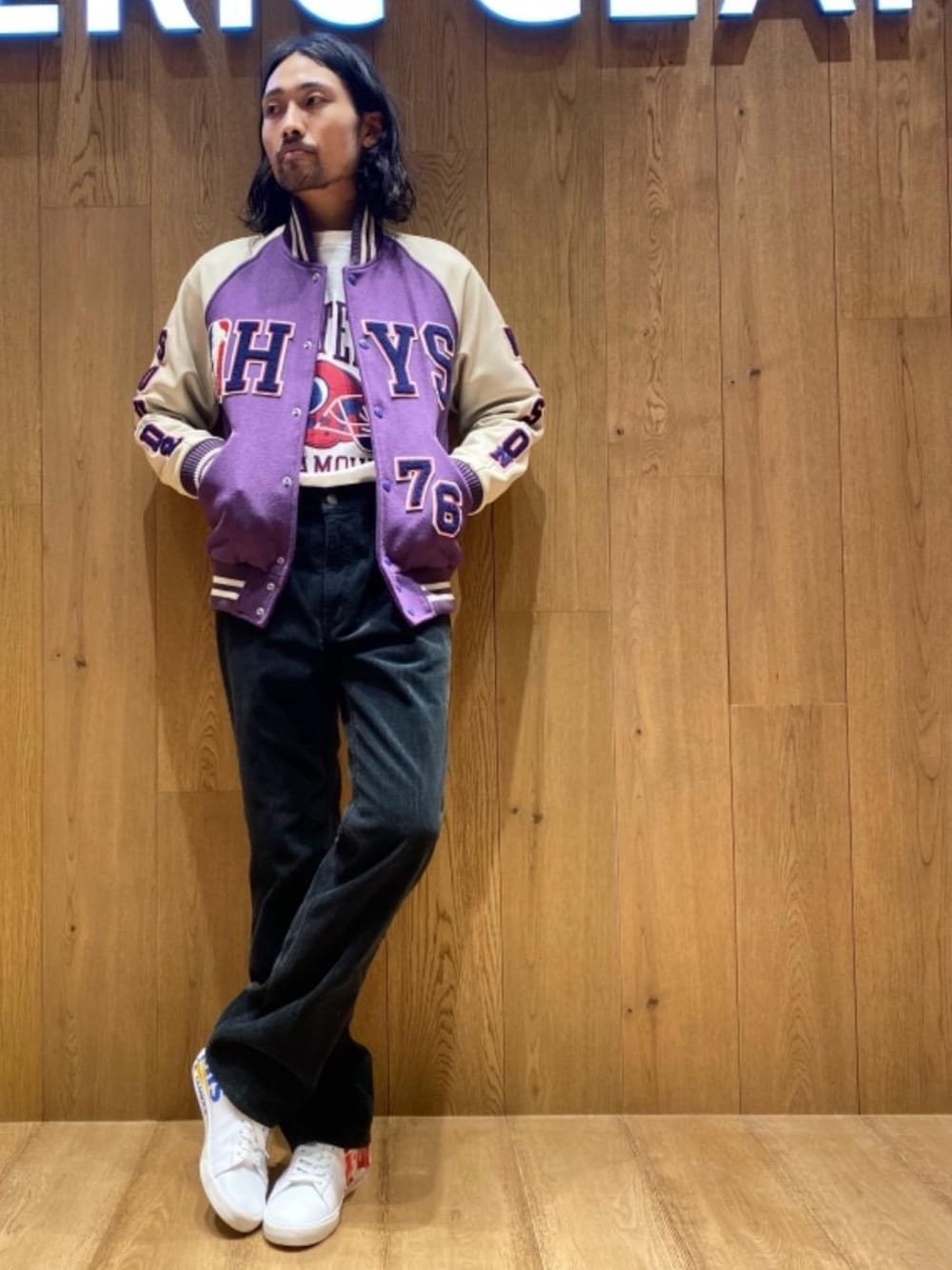 「スニーカー、スタジャン、コーデュロイ、レザー、ロンT、Hysteric Glamour、ブーツカットパンツ、カジュアルコーデ、ヒステリックグラマー、70'sコーデ」｜「HYSTERIC GLAMOURのVIPハイカットスニーカー（スニーカー、ホワイト系）」を使った、®️さん（メンズ・177cm）の秋コーディネートの1枚目の写真