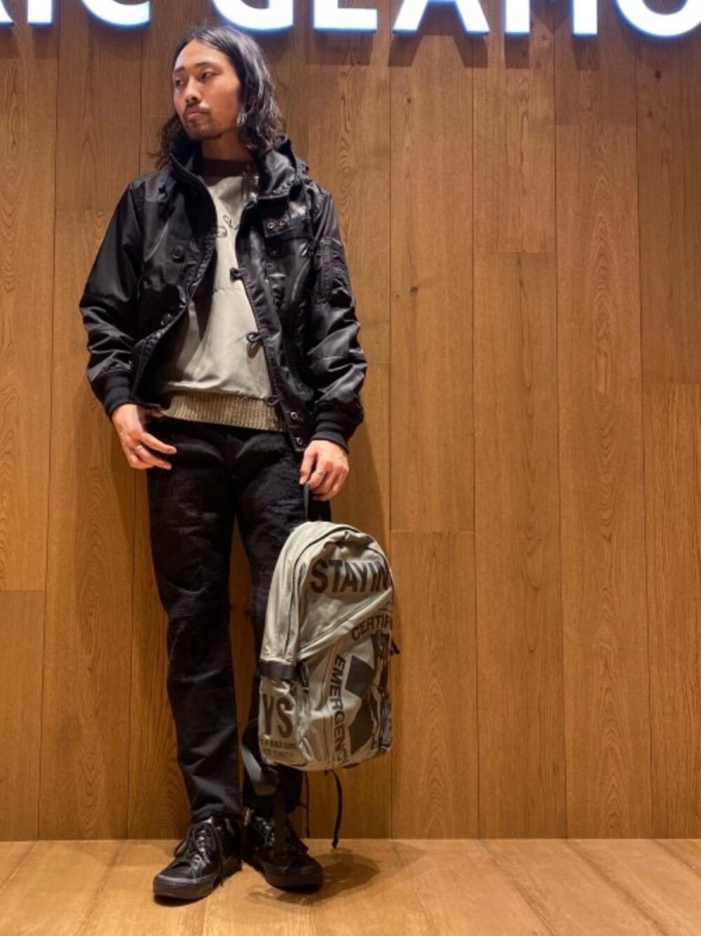 「スニーカー、デニム、冬コーデ、Hysteric Glamour、ヒステリックグラマー、ニットコーデ、ミリタリーコーデ、ロックコーデ」｜「HYSTERIC GLAMOURのCOLLAGE REMAKE加工デニム テーパードパンツ（デニムパンツ、ブラック系）」を使った、®️さん（メンズ・177cm）の秋コーディネートの1枚目の写真