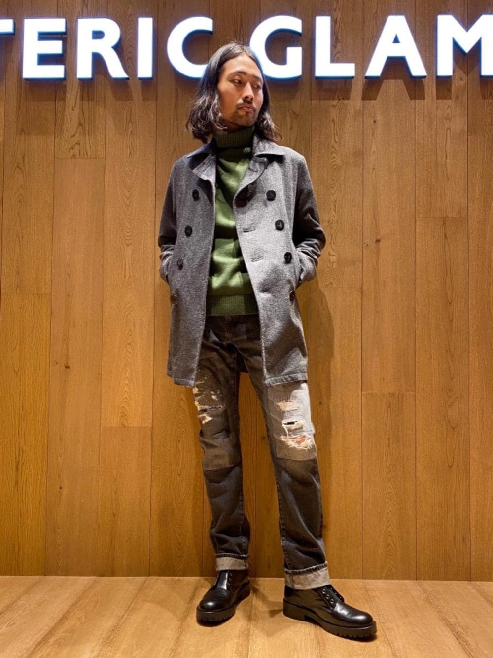 「コート、デニム、ブーツ、冬コーデ、タートルネック、Hysteric Glamour、ヒステリックグラマー、ニットコーデ、ロックコーデ」｜「HYSTERIC GLAMOURのEYELETS COMBAT ブーツ（ブーツ、ブラック系）」を使った、®️さん（メンズ・177cm）の冬コーディネートの1枚目の写真