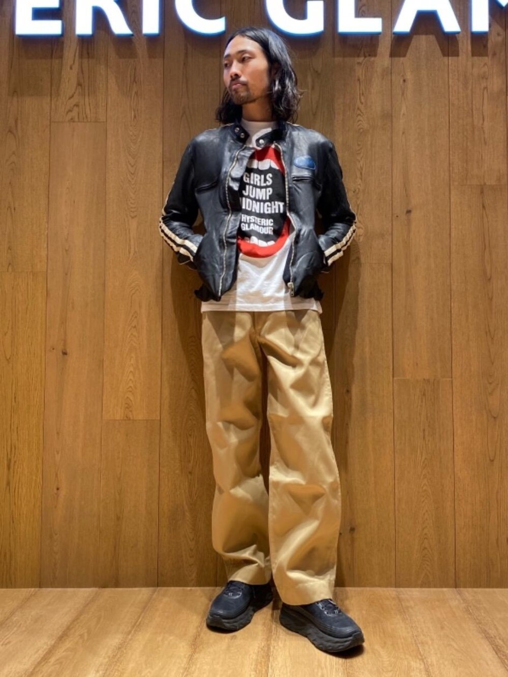 「スニーカー、レザージャケット、チノパン、冬コーデ、ロンT、ワイドパンツ、Hysteric Glamour、カジュアルコーデ、ヒステリックグラマー、ロックコーデ」｜「HYSTERIC GLAMOURのチノパン（チノパンツ、ベージュ系）」を使った、®️さん（メンズ・177cm）の冬コーディネートの1枚目の写真