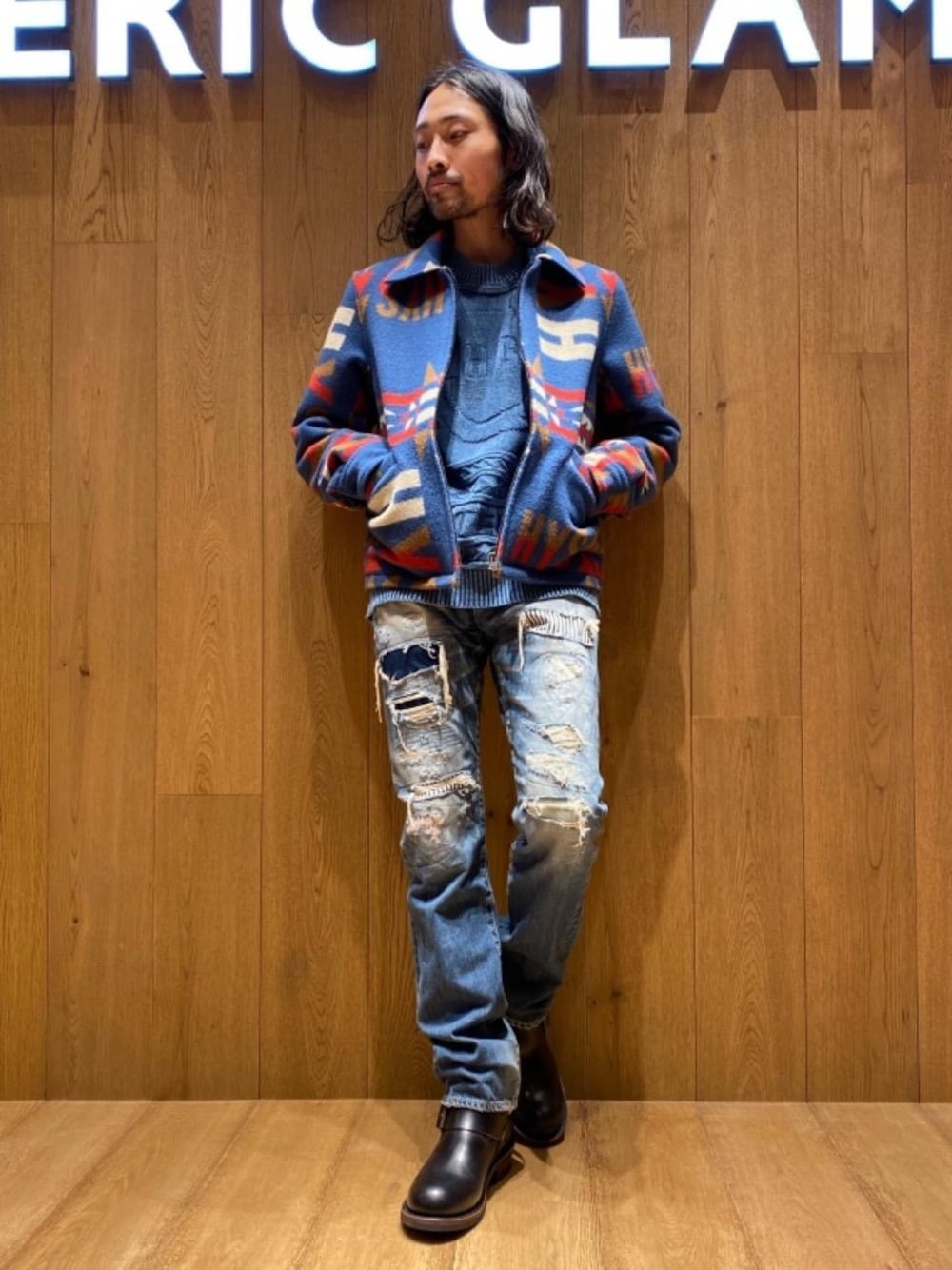 「デニム、ブーツ、ケーブルニット、冬コーデ、コラボレーション、Hysteric Glamour、カジュアルコーデ、ヒステリックグラマー、ニットコーデ、ロックコーデ」｜「HYSTERIC GLAMOURのRSM加工 デニムスリムストレートパンツ（デニムパンツ、ブルー系）」を使った、®️さん（メンズ・177cm）の冬コーディネートの1枚目の写真