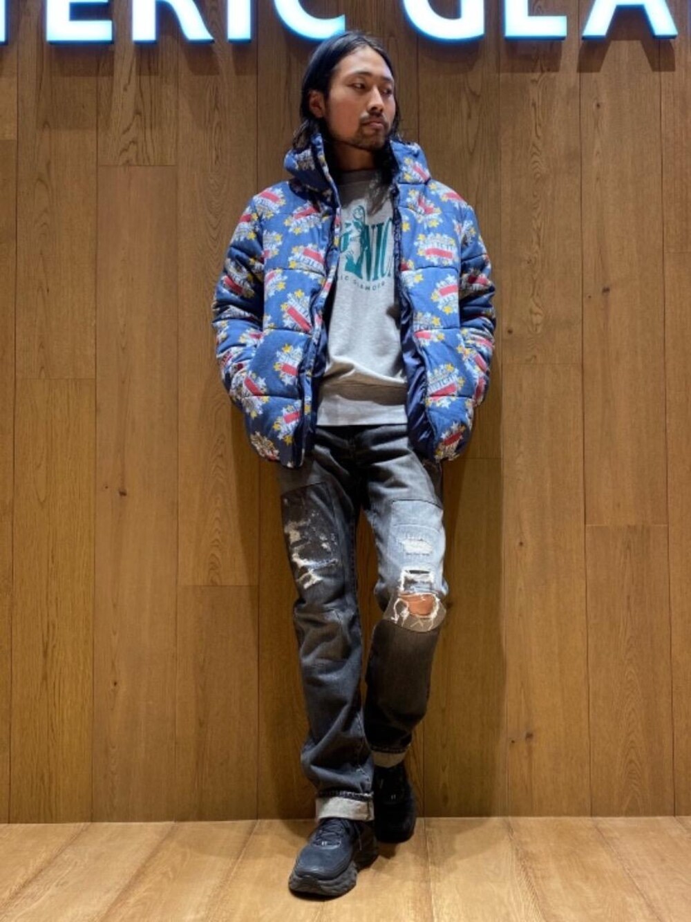 「スウェット、スニーカー、デニム、冬コーデ、コラボレーション、総柄、Hysteric Glamour、プリマロフト、カジュアルコーデ、ヒステリックグラマー」｜「HYSTERIC GLAMOURのSUPER HYSTERIC柄 デニムフーデッドブルゾン（ライダースジャケット、ブルー系）」を使った、®️さん（メンズ・177cm）の冬コーディネートの1枚目の写真