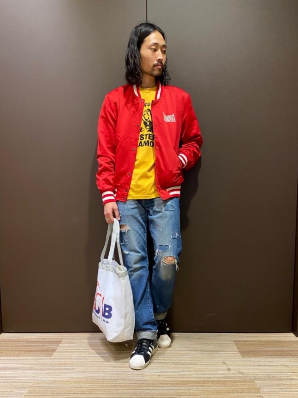 「スニーカー、デニム、Tシャツ、コラボレーション、Hysteric Glamour、エコバッグ、カジュアルコーデ、ヒステリックグラマー、アメカジコーデ、モダニカ」｜「HYSTERIC GLAMOURのスクエアウインドウリメイク スリムストレートデニムパンツ（その他パンツ、ブルー系）」を使った、®️さん（メンズ・177cm）の冬コーディネートの1枚目の写真