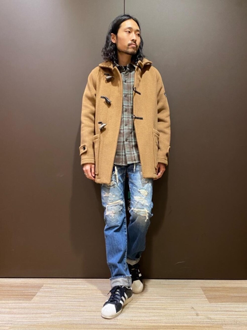「コート、スニーカー、デニム、冬コーデ、コラボレーション、長袖シャツ、CPOシャツ、Hysteric Glamour、カジュアルコーデ、ヒステリックグラマー」｜「HYSTERIC GLAMOURのRSM加工 デニムスリムストレートパンツ（デニムパンツ、ブルー系）」を使った、®️さん（メンズ・177cm）の冬コーディネートの1枚目の写真